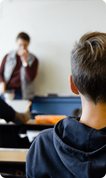 Photo d'un enseignant en salle de classe