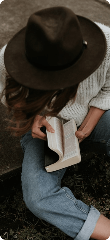 Illustration d'un jeune homme lisant un livre